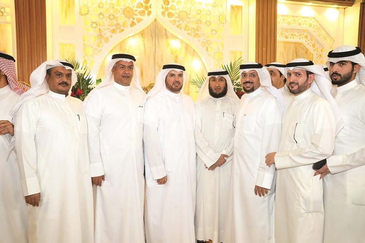 مرشح الدائرة الانتخابية الخامسة النائب السابق حمدان العازمي متوسطا ناخبي الدائرة	(زين علام)
