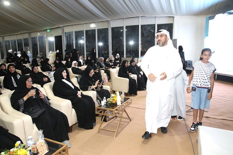 أسامة الشاهين مستقبلا ناخبات الدائرة الأولى