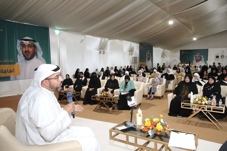 أسامة الشاهين مستعرضا إنجازاته في المجلس أمام الناخبات الدائرة الأولى
