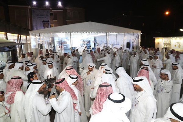 جمع غفير من ناخبي الدائرة الرابعة في مقر النائب السابق ومرشح الدائرة فرز الديحاني	 (زين علام)