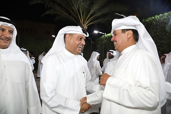 فرز الديحاني خلال استقباله أحد الناخبين