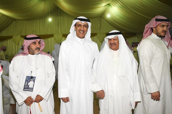 خالد العتيبي متوسطا بعض الحضور