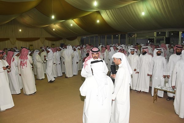 جانب من الحضور الكثيف في مقر العتيبي