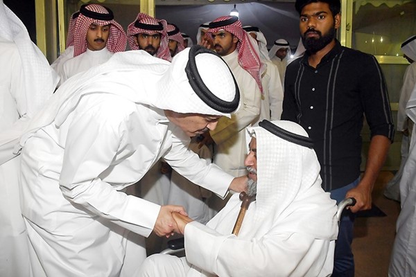 خالد العتيبي خلال استقباله أحد كبار السن
