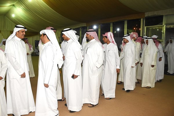 خالد العتيبي خلال استقباله أبناء الدائرة