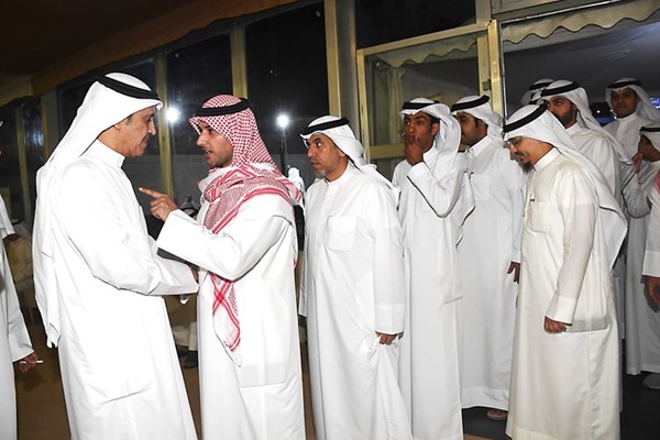العتيبي مع أحد الحضور