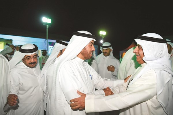 علي الدقباسي خلال استقباله أبناء الدائرة الثانية