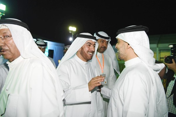 علي الدقباسي مرحبا بأحد الحضور