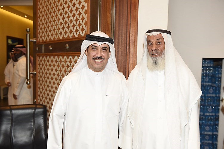 مبارك العرو مع أحد الناخبين	(متين غوزال)