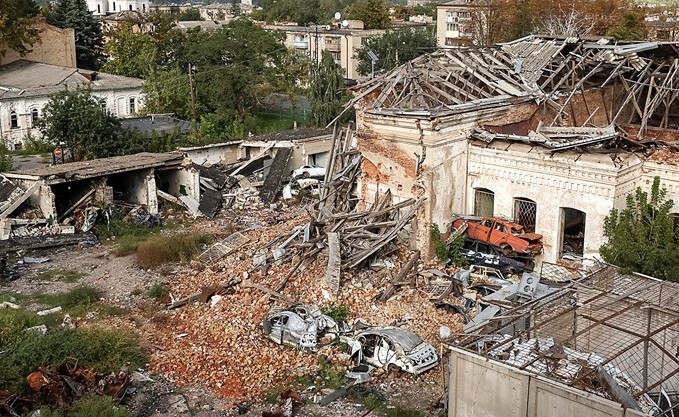 منازل مدمرة في مدينة ايزيوم الأوكرانية المحررة					(رويترز)