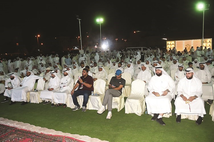 الحضور خارج مقر د.حسن جوهر