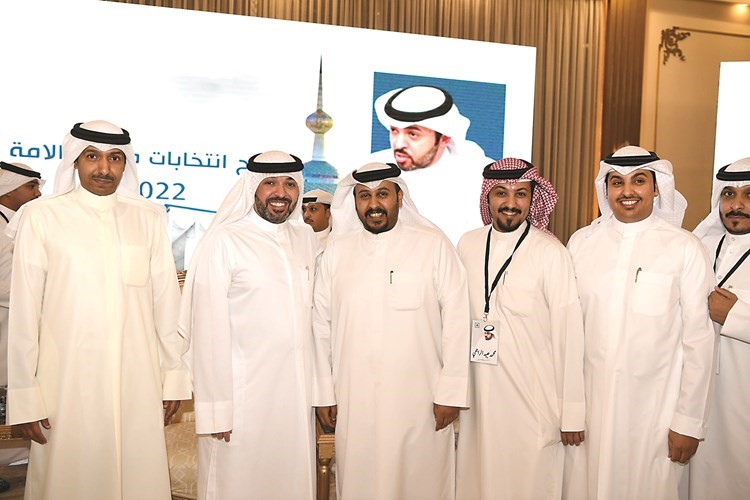 محمد الراجحي مستقبلا ناخبي الدائرة الرابعة