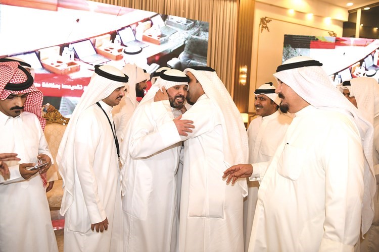 أحد الناخبين يقبل محمد الراجحي