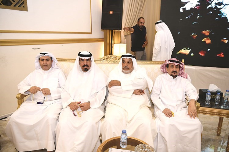 علي أبو حديدة وبعض الحضور من ابناء الدائرة الرابعة خلال حفل الاستقبال