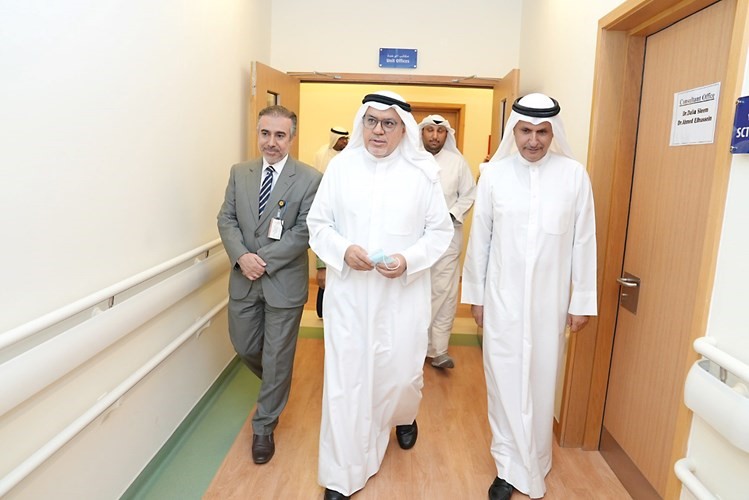 د.خالد السعيد وعصام الصقر خلال جولتهما داخل أروقة المستشفى
