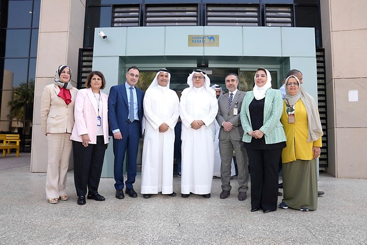 د.خالد السعيد وعصام الصقر مع فريق عمل مستشفى بنك الكويت الوطني للأطفال