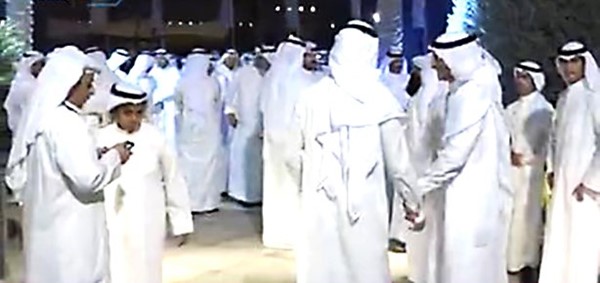 الحضور خارج ديوان المطير