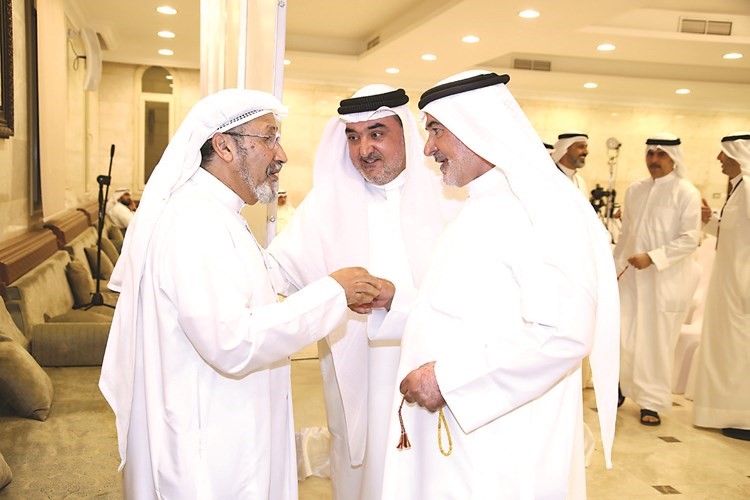 صالح عاشور ومحمد عاشور في حوار مع أحد الناخبين