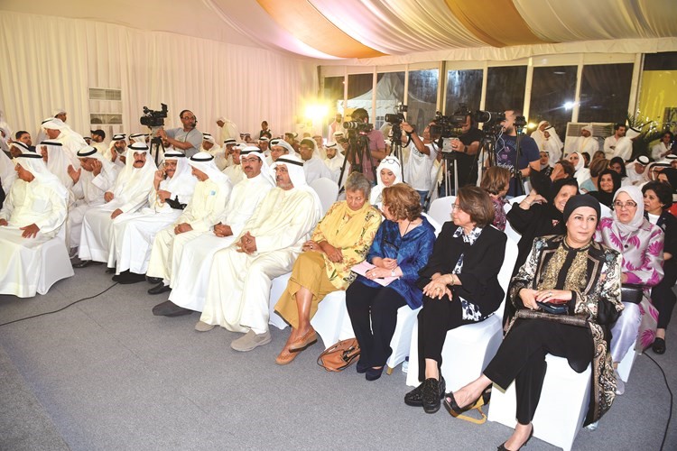 ناخبو وناخبات الدائرة الثانية يستمعون لحديث المرشحة عالية الخالد