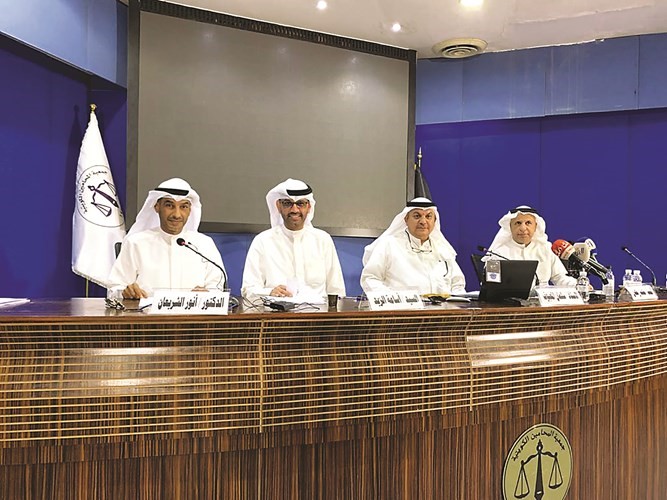 مرشح الدائرة الأولى أسامة الزيد متحدثا خلال الندوة