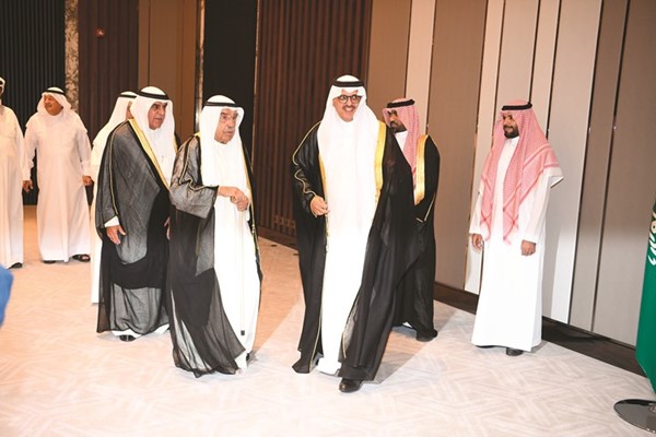 الشيخ فيصل السعود يقدم التهاني إلى سفير خادم الحرمين لدى الكويت الأمير سلطان بن سعد(هاني الشمري)