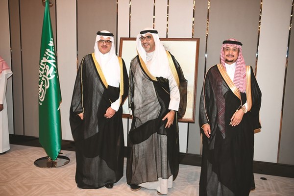 وزير شؤون الديوان الأميري الشيخ محمد العبدالله يقدم التهاني