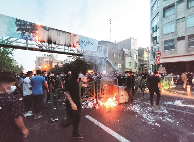 متظاهرون يحرقون صندوق قمامة في العاصمة طهران (أ.ف.پ)
