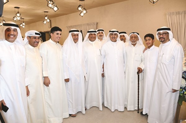 م.أحمد الحمد مع مجموعة من أبناء الدائرة الثانية