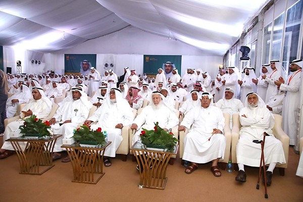 جمع غفير يستمعون لحديث أسامة الشاهين