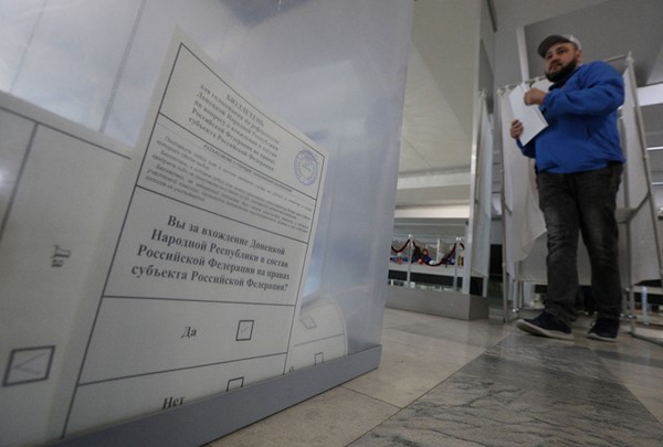 رجل يسير للإدلاء بصوته خلال اليوم الأول من الاستفتاء على انضمام المناطق التي تسيطر عليها روسيا في أوكرانيا إلى روسيا (رويترز)