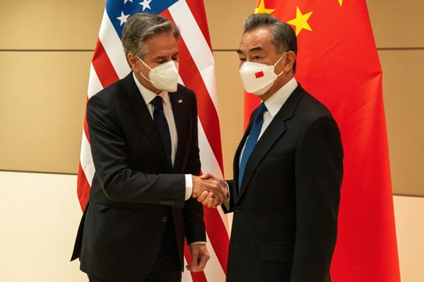 وزيرا خارجية الصين وأميركا يتصافحان خلال لقائهما على هامش اجتماعات الجمعية العامة للأمم المتحدة في نيويورك ({ويترز)