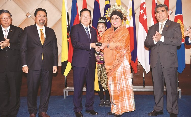 سفيرة إندونيسيا لينا ماريانا تسلم سفير جمهورية لاو الديموقراطية الشعبية بون إنثابانديث رئاسة لجنة الآسيان (أحمد علي)