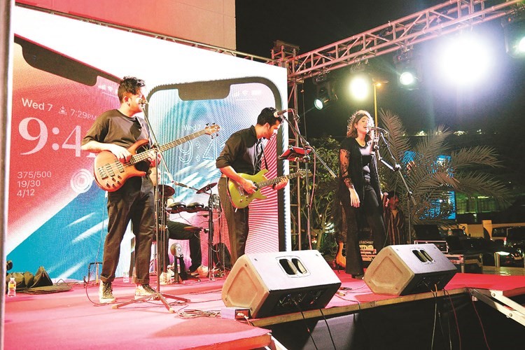 جانب من الحفل الموسيقي خلال فعالية إطلاق الجهاز الجديد