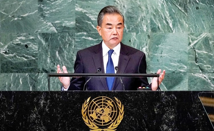 وزير الخارجية الصيني وانغ يي ملقيا كلمته أمام اجتماعات الدورة الـ77 للجمعية العامة للأمم المتحدة في نيويورك (رويترز)