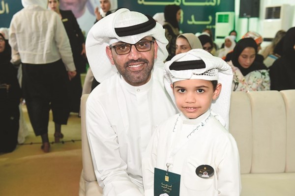 الزيد مع أحد الناخبين الصغار