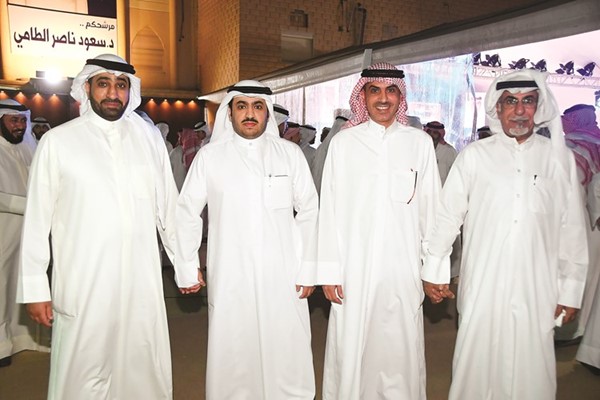 سعود الطامي مع بعض الحضور 