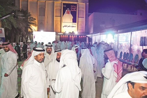 حضور كثيف خارج المقر