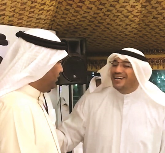 مبارك النجادة يرحب بأحد الناخبين