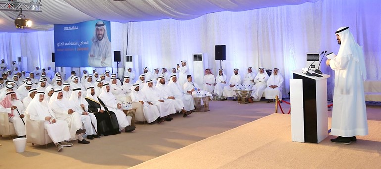استماع باهتمام لحديث أسامة المناور