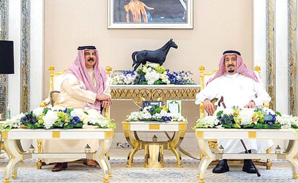 خادم الحرمين الشريفين الملك سلمان بن عبدالعزيز وعاهل البحرين الملك حمد بن عيسى آل خليفة خلال مباحثاتهما الرسمية في جدة أمس (واس)