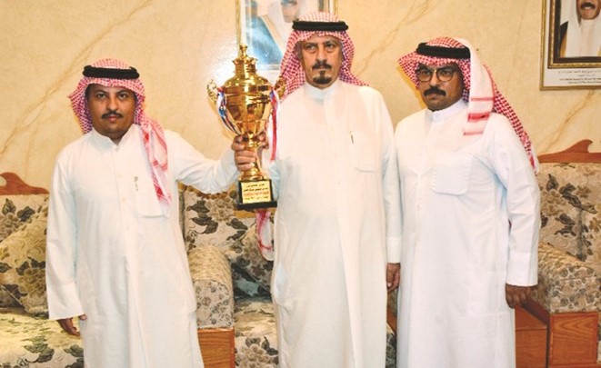 ربيح العجمي يسلم كأس سباق السودانيات