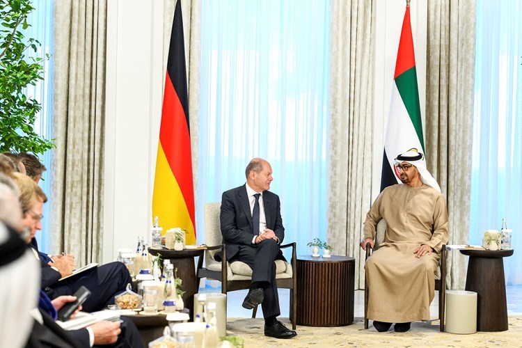صاحب السمو الشيخ محمد بن زايد آل نهيان والمستشار الالماني أولاف شولتس خلال مباحثاتهما الرسمية في أبوظبي(رويترز)