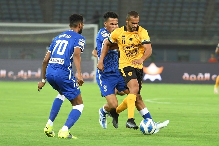 بدر المطوع متجاوزا أحد مدافعي الهلال	(هاني الشمري)