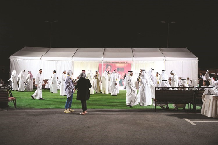 الحضور خارج مقر عالية الخالد