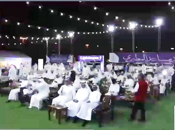 الحضور خارج مقر ماجد المطيري