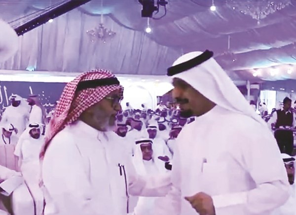 حديث بين المطيري واحد الحضور