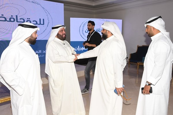 ويستقبل الناخبين