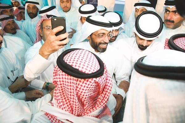 الوسمي محاطا بمحبيه