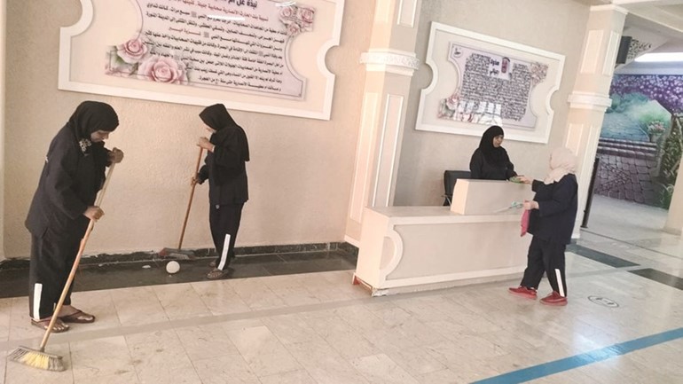 شركات النظافة تواصل أعمالها في مدارس منطقتي العاصمة ومبارك الكبير