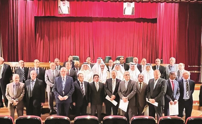 المستشار أحمد العجيل والمستشار د. عادل بورسلي مع وكلاء ومستشاري محكمة التمييز